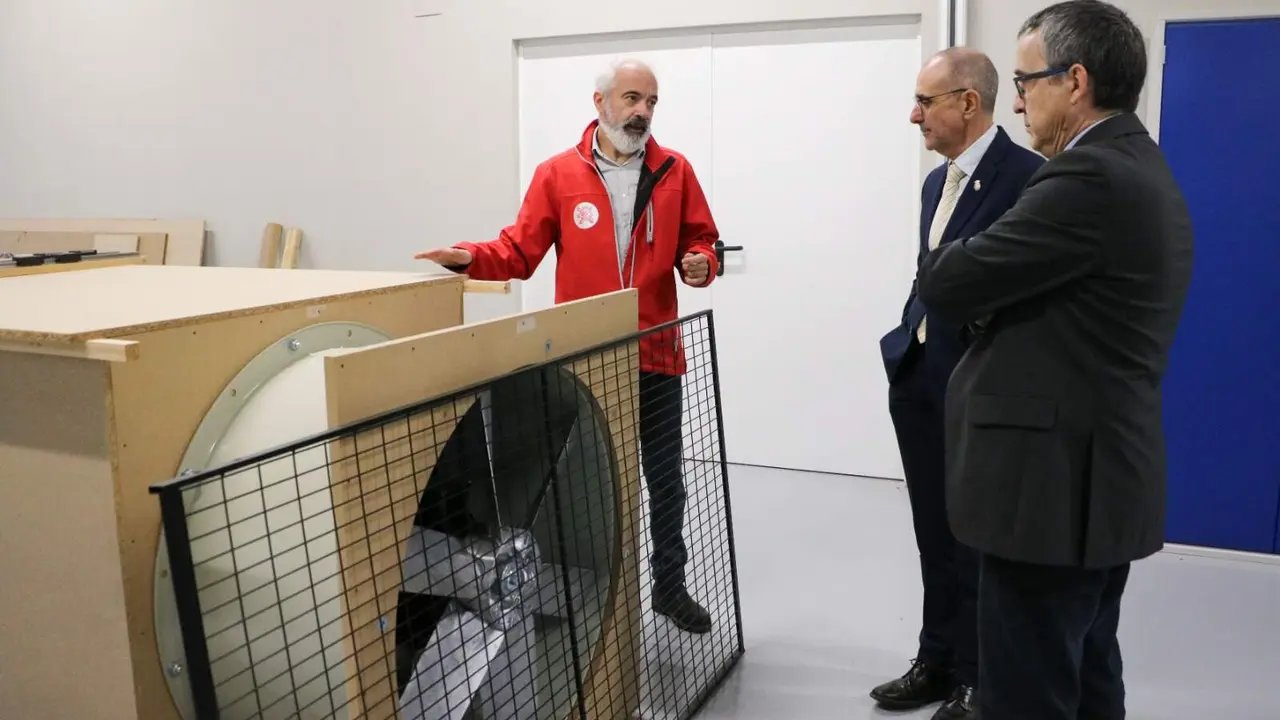 La Universidad de Le&oacute;n (ULE) da un paso decisivo en la consolidaci&oacute;n del sector espacial en la provincia con la puesta en marcha de una pionera infraestructura de ensayos que permitir&aacute; simular en tierra las condiciones extremas del espacio. Se trata de una c&aacute;mara de vac&iacute;o de tama&ntilde;o medio que estar&aacute; operativa &ldquo;entre ocho y diez meses&rdquo; y que convertir&aacute; a la instituci&oacute;n en el &uacute;nico centro de Castilla y Le&oacute;n capacitado para realizar ensayos y certificaci&oacute;n de hardware espacial.