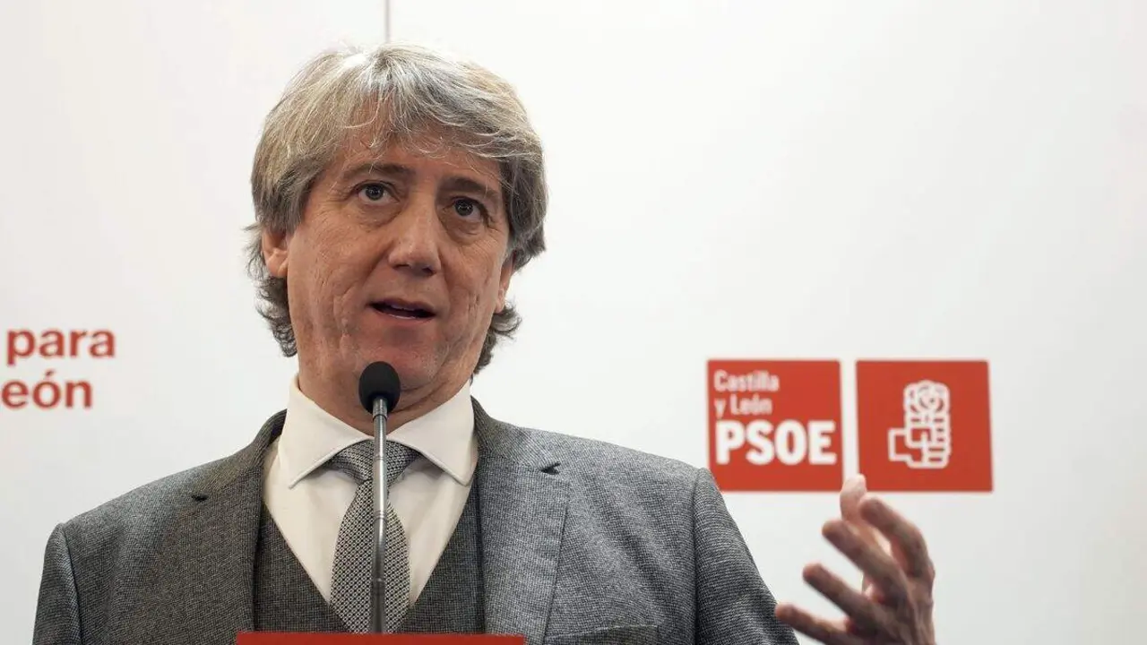El secretario general del PSOE de Castilla y Le&oacute;n y candidato a la Presidencia de la Junta, Carlos Mart&iacute;nez, realiza balance de 2025 y fija los objetivos para 2026 durante el tradicional encuentro navide&ntilde;o que celebra el PSOECyL con la prensa. Foto: Rub&eacute;n Cacho