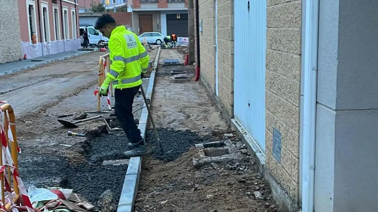 Imagen de uno de los operarios trabajando en el vial.