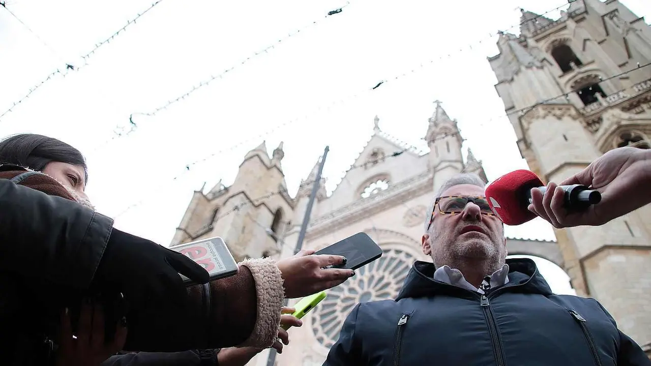 El Comit&eacute; Ejecutivo Provincial de Vox y Carlos Poll&aacute;n informan sobre asuntos de actualidad tras reunirse con la Plataforma M&aacute;s Vuelos y la asociaci&oacute;n Le&oacute;n Propone. Fotos: Peio Garc&iacute;a