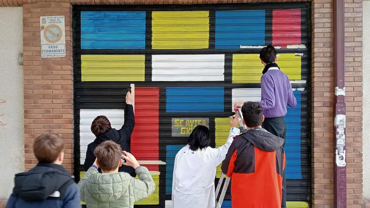 El lenguaje pl&aacute;stico del neoplasticismo ha encontrado un nuevo espacio en la ciudad gracias al trabajo de los estudiantes del colegio Maristas San Jos&eacute;. Dos murales inspirados en la obra de Piet Mondrian han sido pintados en sendas puertas de cochera situadas en el n&uacute;mero 7 de la calle La Vecilla, pertenecientes al mismo edificio y ubicadas a escasa distancia entre s&iacute;.