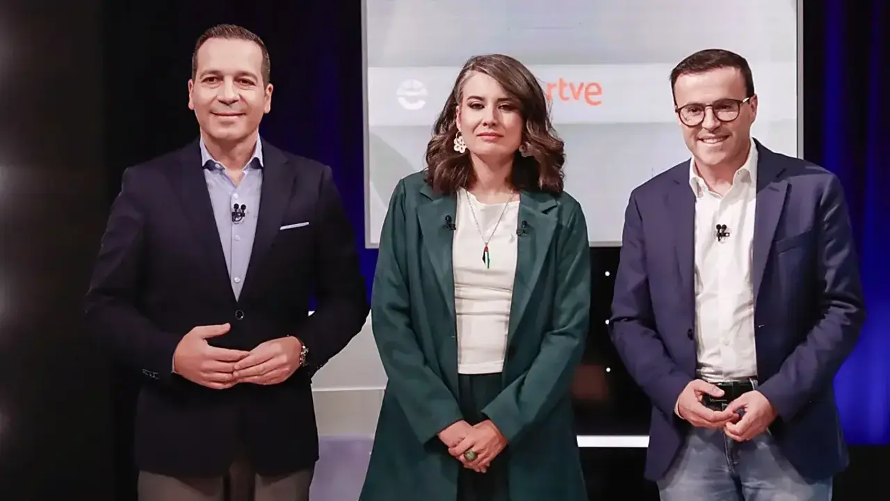 Los candidatos de PSOE, Unidas por Extremadura y Vox  durante el debate de este jueves.