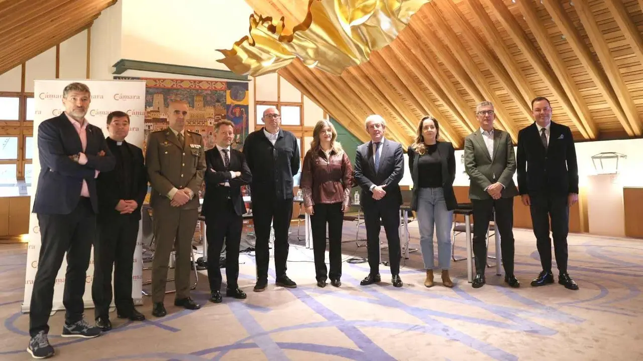 Foto de familia de los participantes en el Debate Fortalezas Espa&ntilde;a Plural impulsado por la C&aacute;mara de Comercio.