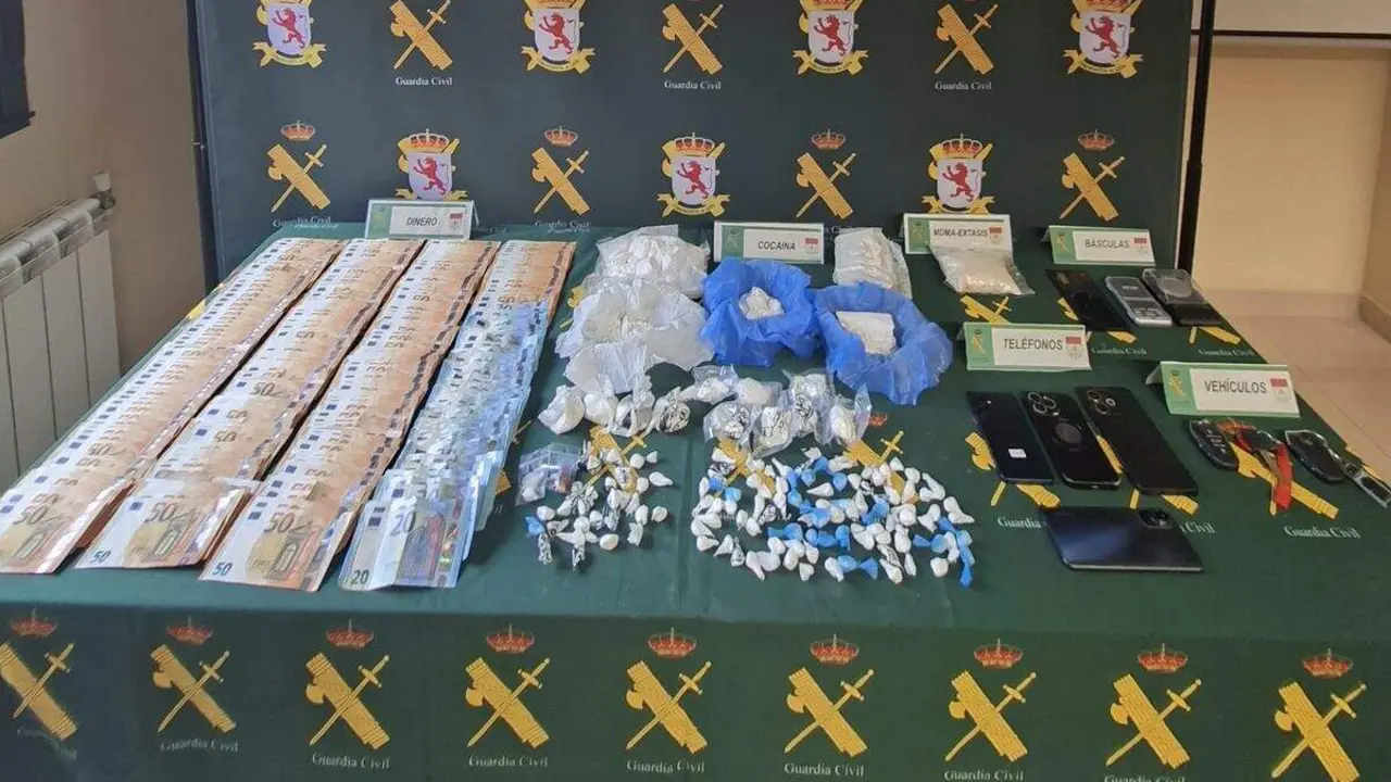 Material incautado por la Guardia Civil en la operaci&oacute;n, incluyendo 1,2 kilos de coca&iacute;na, 210 gramos de &eacute;xtasis y dinero en efectivo. Foto: Guardia Civil de Le&oacute;n