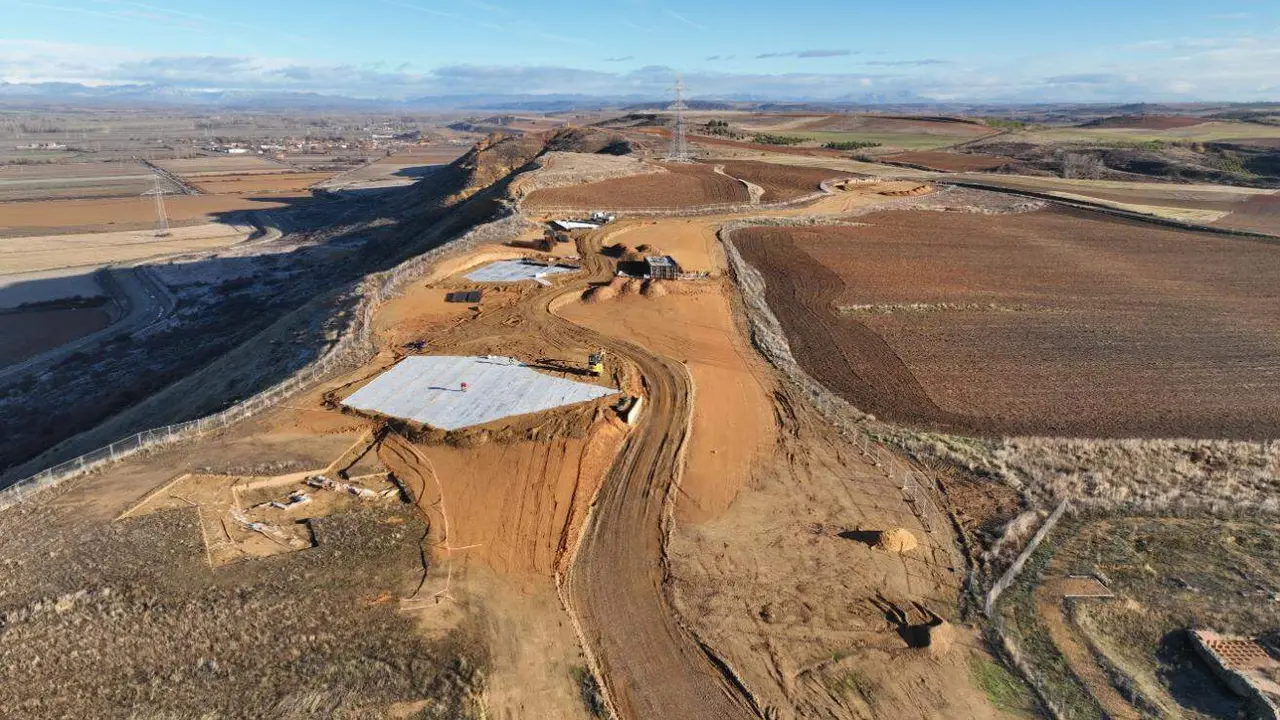 Las cimentaciones han sido concluidas y prosiguen a buen ritmo los trabajos de construcci&oacute;n de este nuevo espacio cultural promovido por el ILC cuya superficie total constar&aacute; de 854 metros cuadrados m&aacute;s otros 9.900 de &aacute;rea paisaj&iacute;stica. Foto: ILC