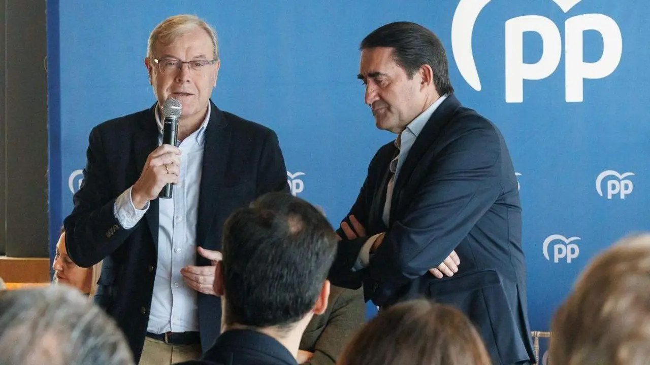 El presidente del Partido Popular de Le&oacute;n, Juan Carlos Su&aacute;rez-Qui&ntilde;ones, y el senador Antonio Silv&aacute;n intervienen en la Comida de Navidad del PP de Le&oacute;n. Foto: Peio Garc&iacute;a