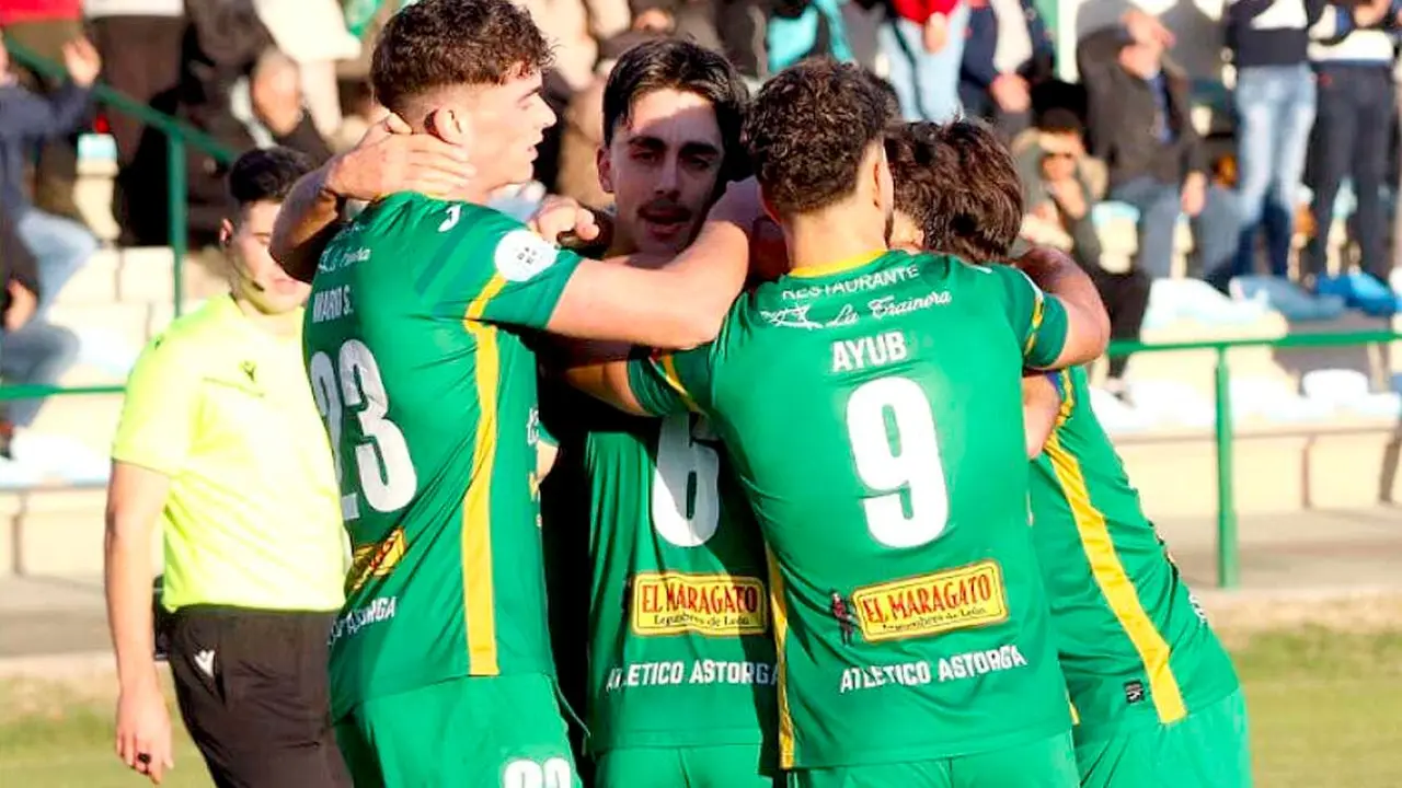 Los jugadores del Atl&eacute;tico Astorga celebran el gol que a la postre supondr&iacute;a la victoria y los tres puntos para el equipo maragato.