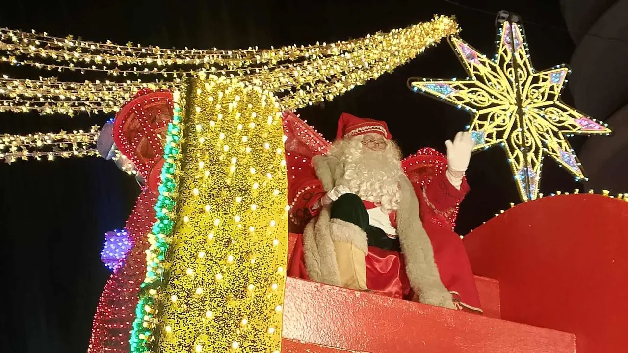 Le&oacute;n se rinde a Pap&aacute; Noel en una Cabalgaza multitudinaria y llena de fantas&iacute;a |&nbsp;Miles de personas, con los ni&ntilde;os como grandes protagonistas, abarrotan las calles en un desfile navide&ntilde;o cargado de m&uacute;sica, color y personajes de cuento. Fotos: Conchi Sanz