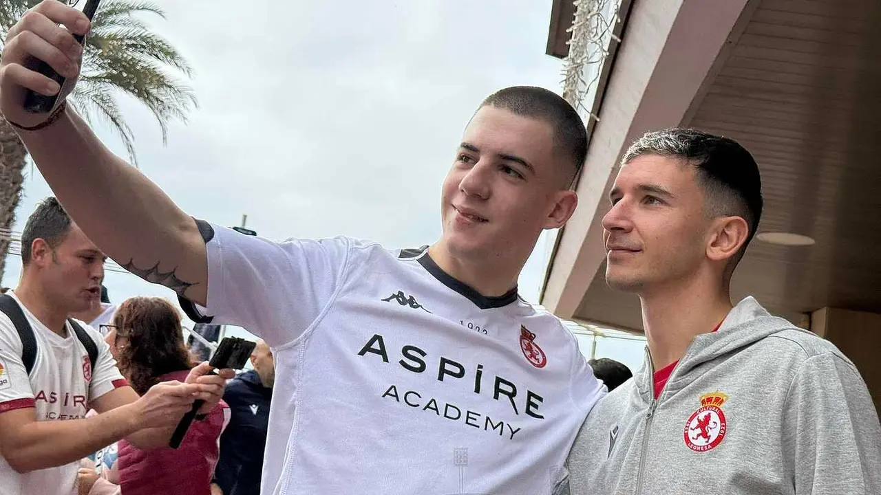 Aficionados de la Cultural se fotograf&iacute;an con Luis Chac&oacute;n en Las Palmas.