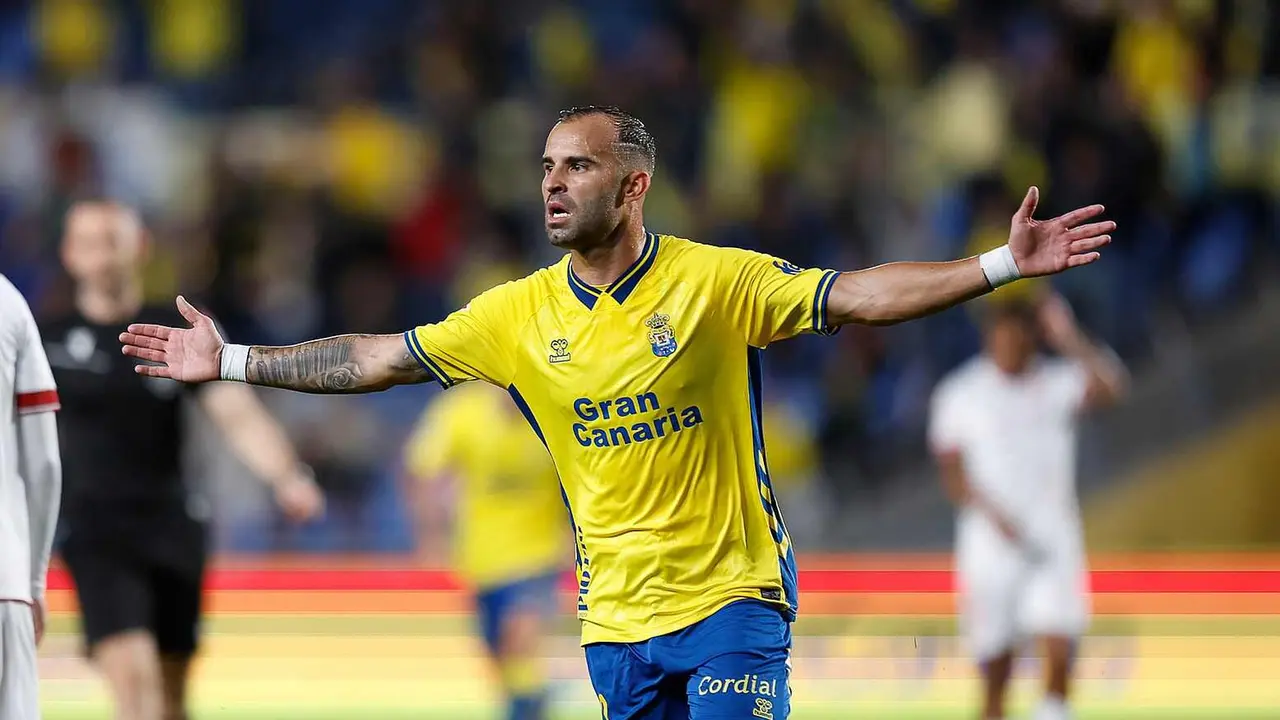 Jes&eacute; le hace un roto tremendo a la Cultural en Las Palmas.