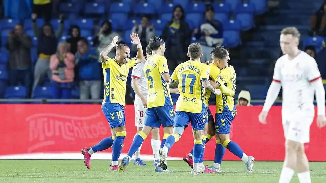 La Cultural naufraga en Gran Canaria tras un inicio demoledor de Las Palmas.&nbsp;El conjunto leon&eacute;s encaja cuatro goles en una primera mitad desastrosa y mejora tras el descanso, pero sin opciones reales de remontada.