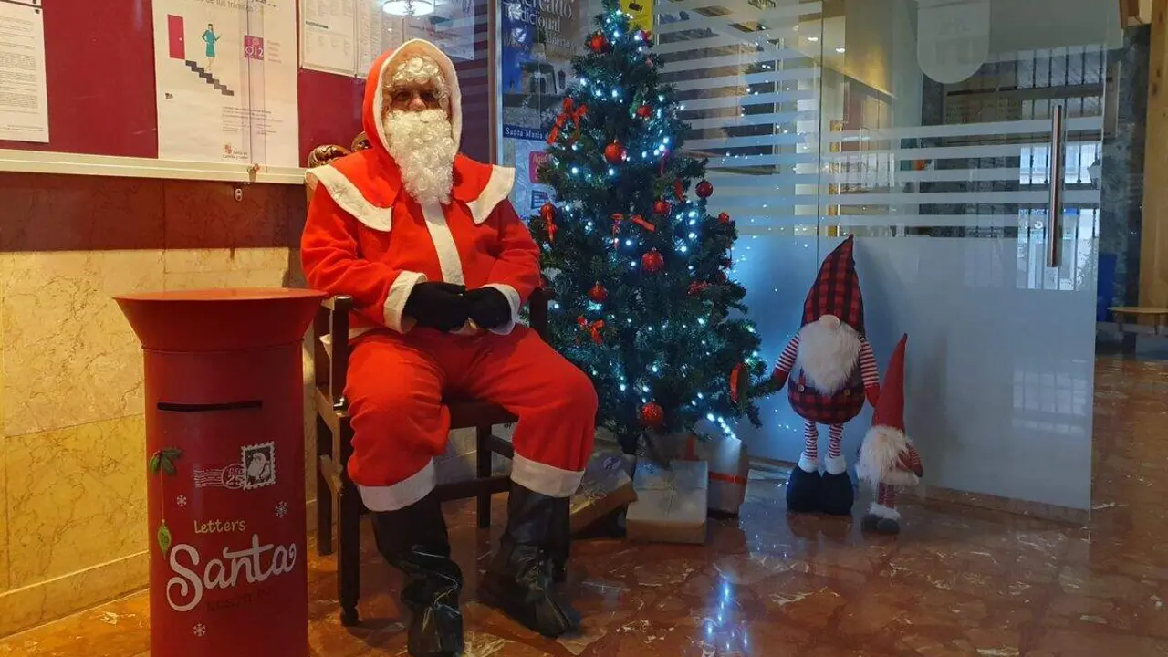 Pap&aacute; Noel visita Santa Mar&iacute;a del P&aacute;ramo para recoger los deseos de los ni&ntilde;os y vecinos del municipio.