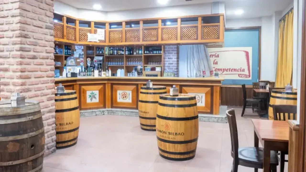 Interior de la pizzer&iacute;a La Competencia de la Avenida Reyes Leoneses en una foto promocional. Foto: La Competencia.