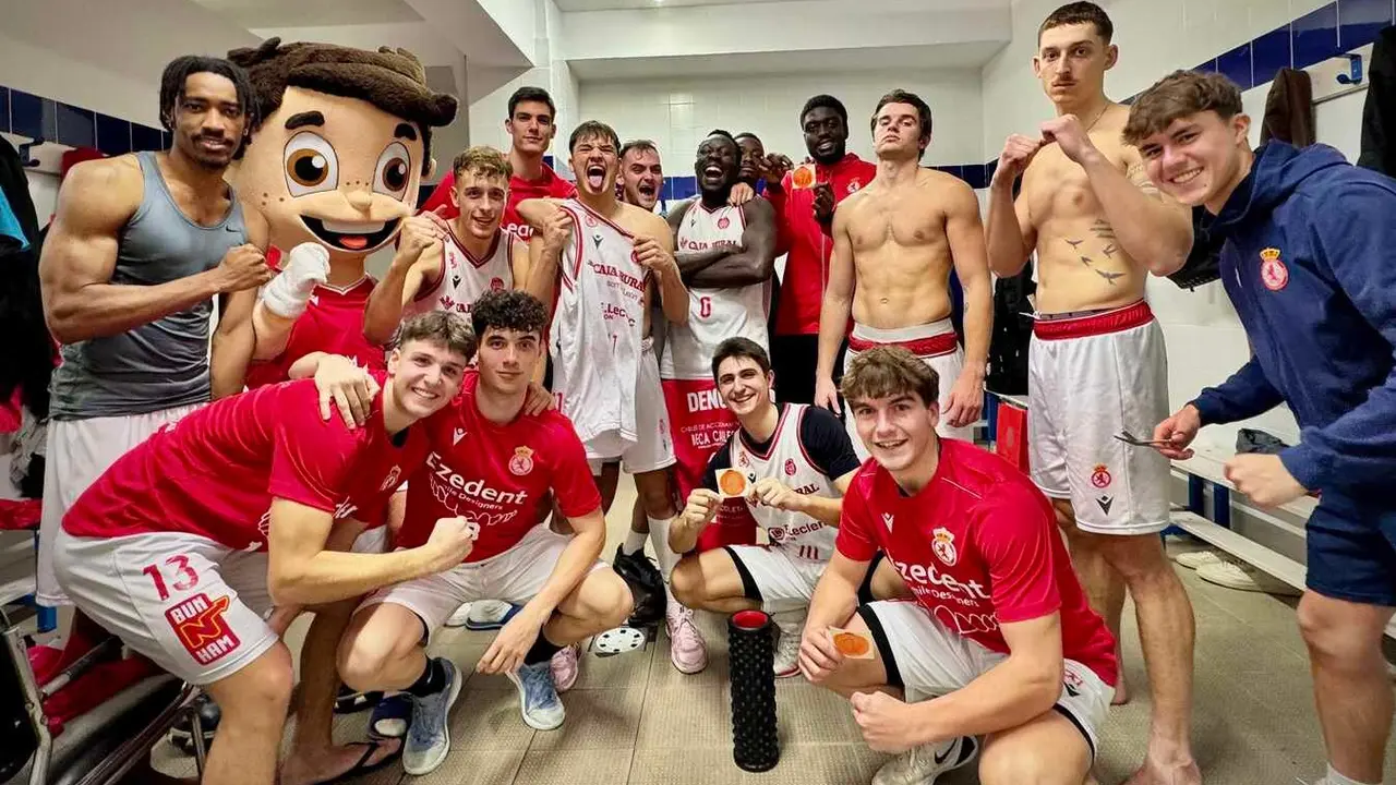 La plantilla de la Cultural celebra su victoria en el vestuario a la conclusi&oacute;n del partido.