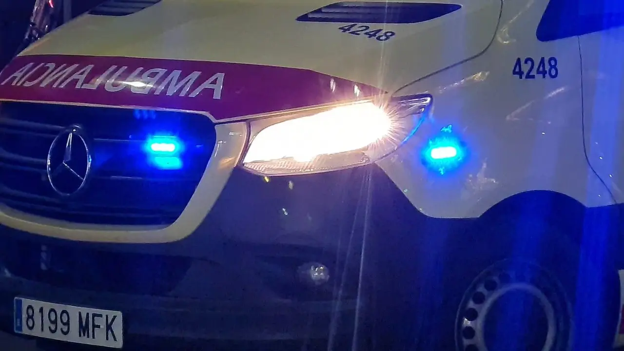 Imagen de una ambulancia de Emergencias Sacyl durante una intervenci&oacute;n sanitaria.