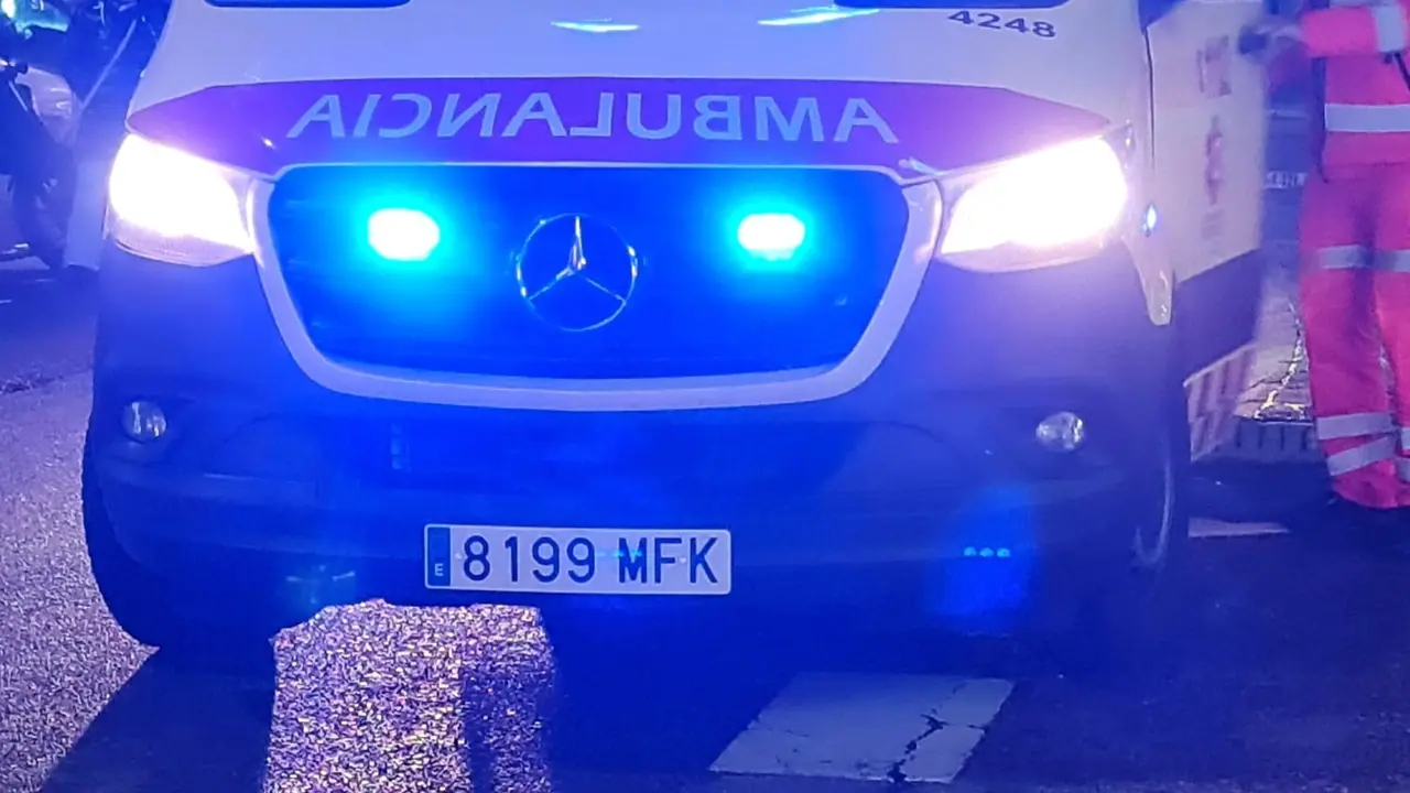 Efectivos de Emergencias Sacyl en el lugar de la intervenci&oacute;n.