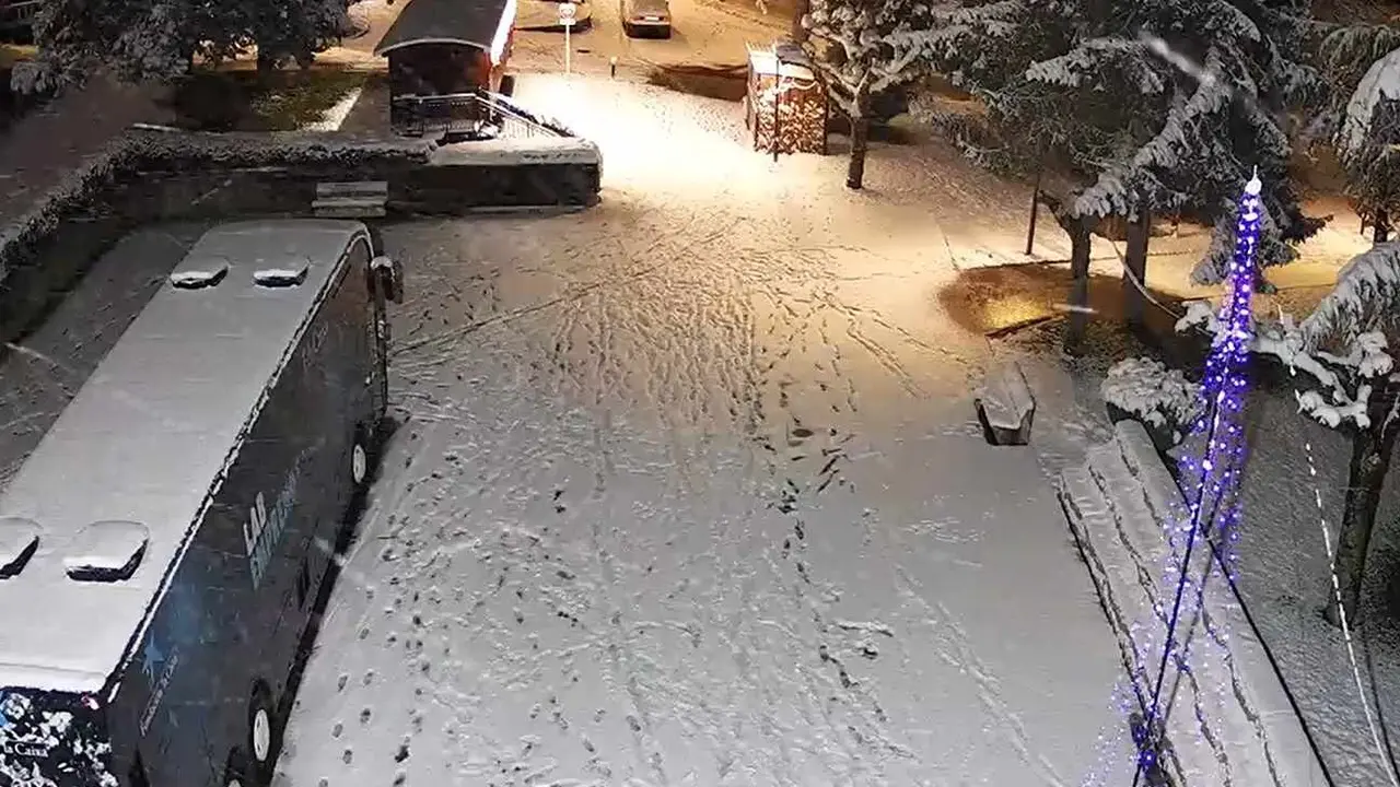 Imagen de la plaza Luis Mateo, en Villablino, a &uacute;ltima hora de este domingo.