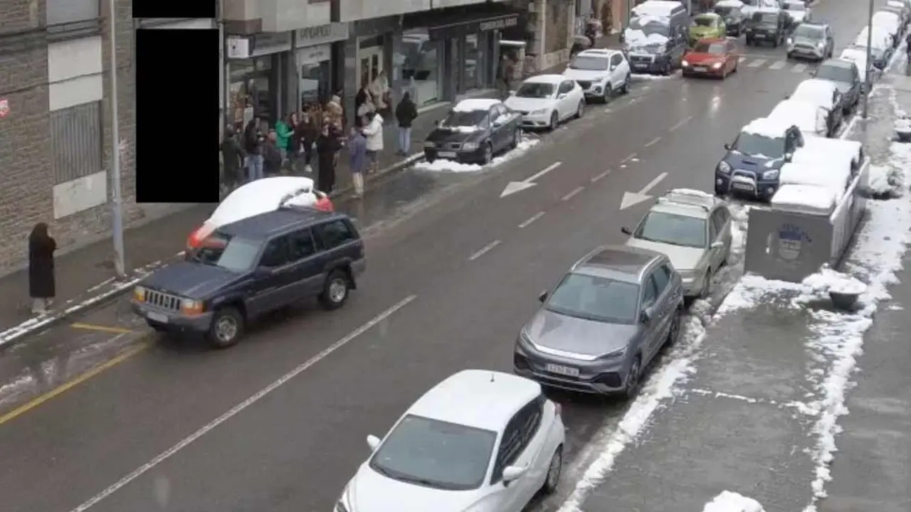 Vecinos de Villablino congregados, este lunes, a las puertas de la administraci&oacute;n de loter&iacute;a.