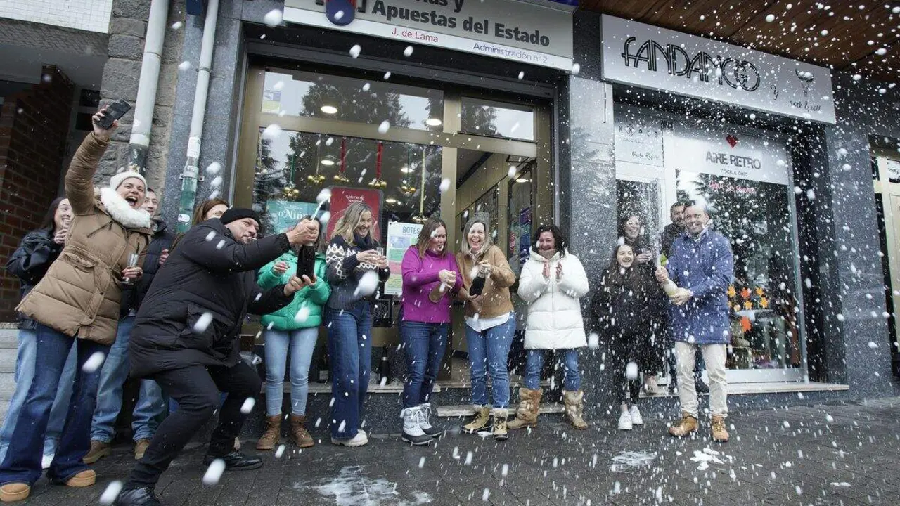 La administraci&oacute;n J. De Lama n&uacute;mero 2 de Villablino (Le&oacute;n), reparte cincuenta series del Gordo de Navidad. Foto: C&eacute;sar S&aacute;nchez