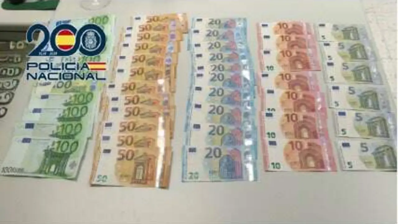 La Polic&iacute;a Nacional de Ponferrada recupera y devuelve a su propietario un sobre con 4.910 euros. Foto: Polic&iacute;a Nacional