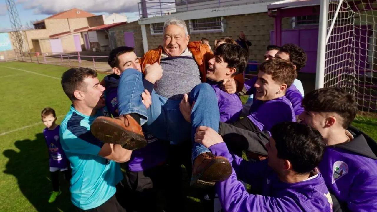 Los jugadores de La Ba&ntilde;eza mantean al responsable de llevar los d&eacute;cimos al club.