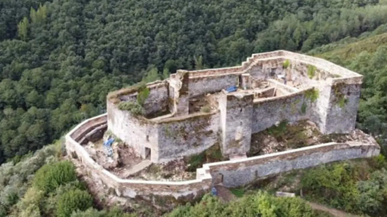 Imagen de archivo del Castillo de  Sarrac&iacute;n, en Vega de Valcarce.