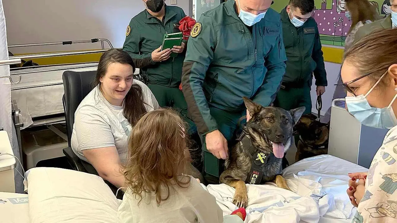 La Asociaci&oacute;n Espa&ntilde;ola Contra el C&aacute;ncer (AECC) en Le&oacute;n y la Guardia Civil protagonizaron este lunes una visita cargada de emoci&oacute;n en el Complejo Asistencial Universitario de Le&oacute;n (CAULE), donde compartieron una ma&ntilde;ana diferente con los ni&ntilde;os ingresados en el &aacute;rea de Pediatr&iacute;a, con el objetivo de ofrecerles compa&ntilde;&iacute;a, alegr&iacute;a y un mensaje de ilusi&oacute;n en plenas fechas navide&ntilde;as.
