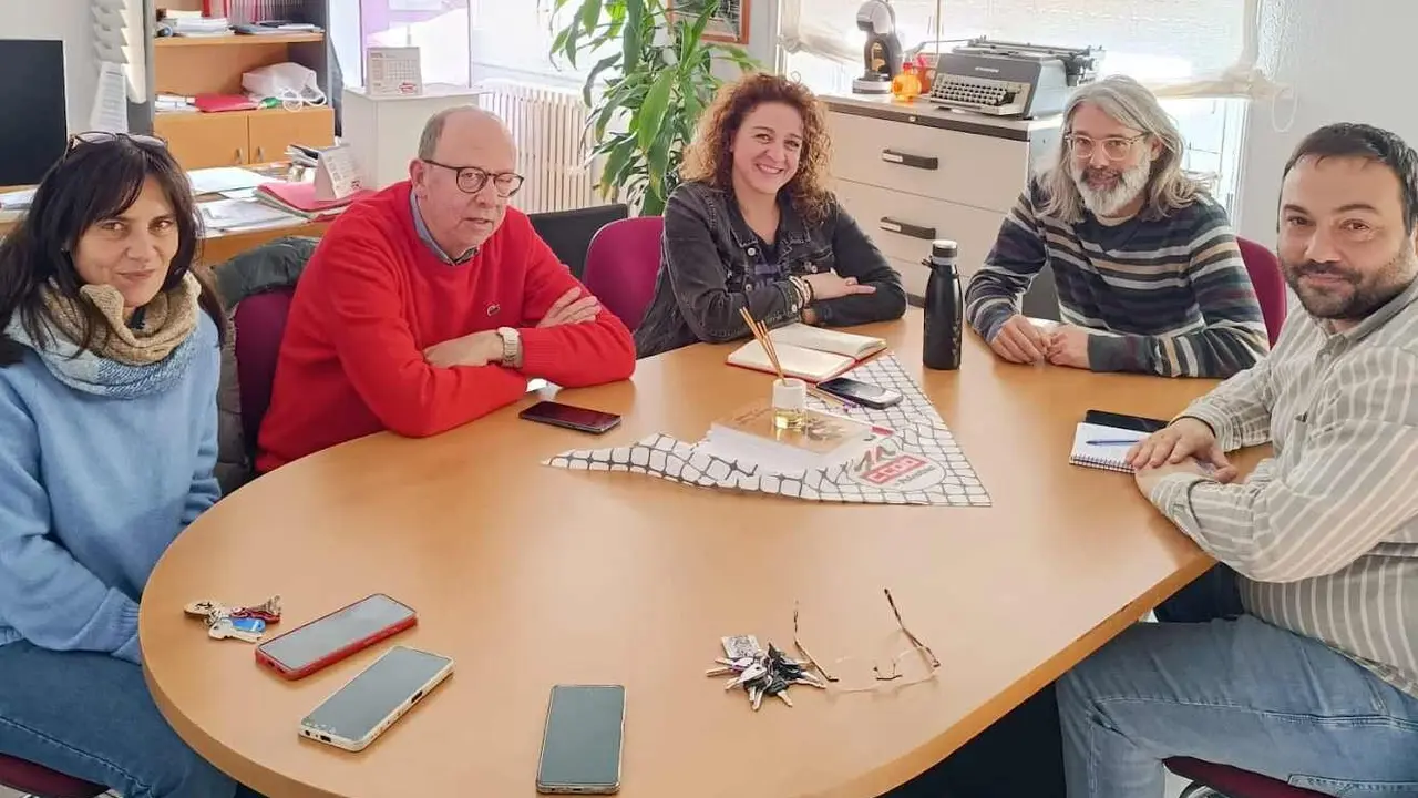 Un instante del encuentro mantenido entre el sindicato e IU.