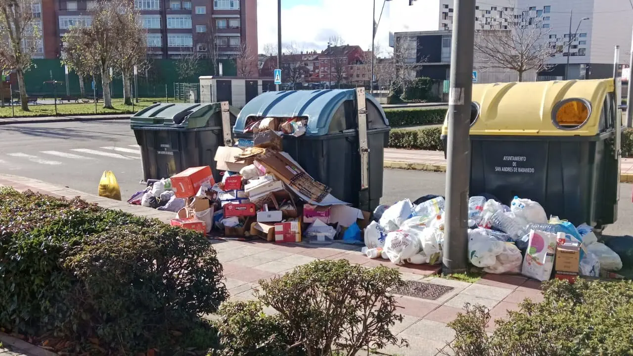 La basura sigue sin tener fin en las calles de San Andr&eacute;s del Rabanedo.