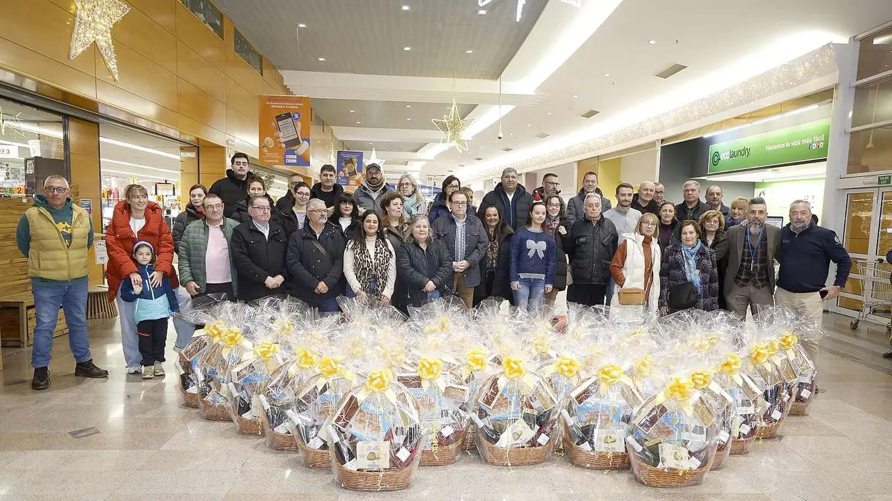 Un instante del reparto de cestas de Navidad en el supermercado E.Leclerc Le&oacute;n.