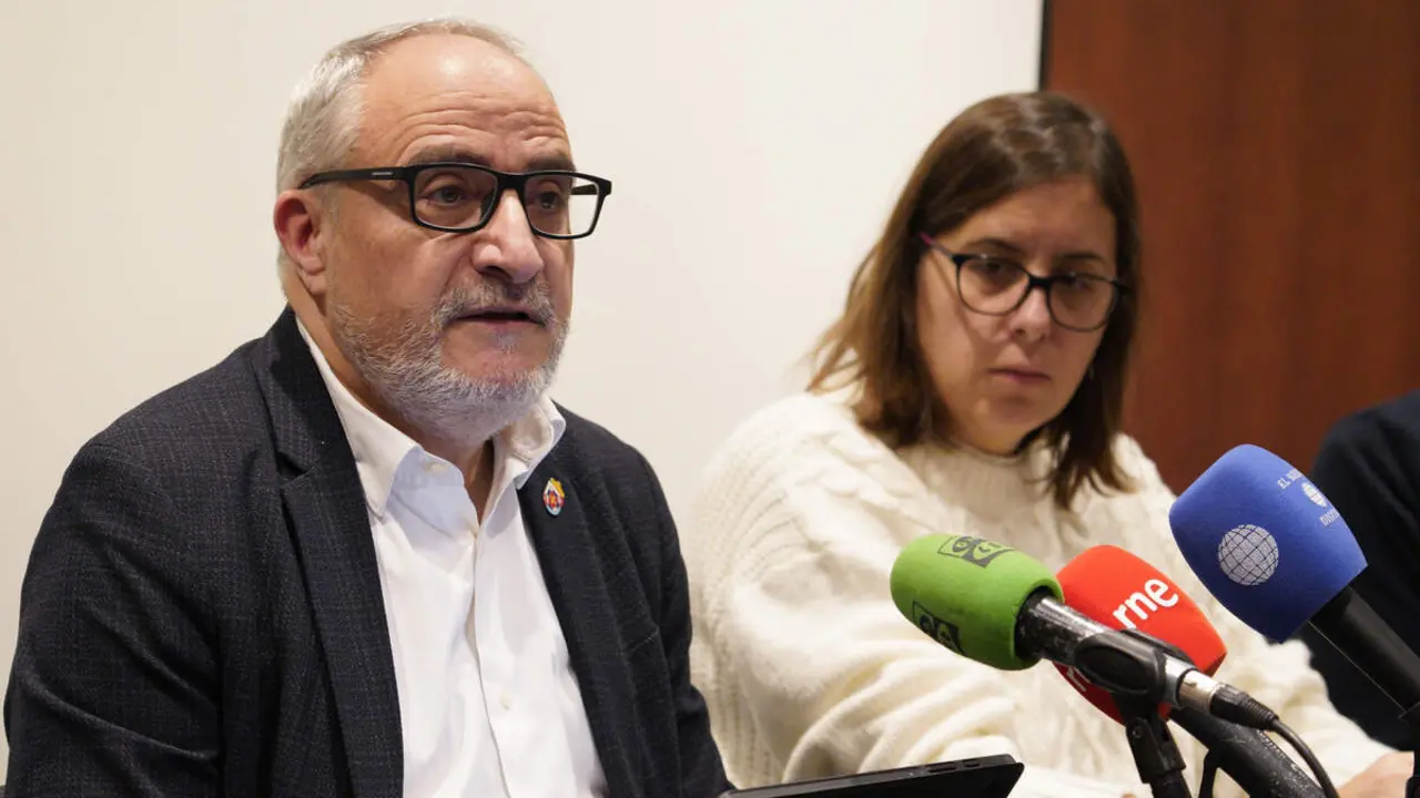 El portavoz del PSOE municipal de Ponferrada, Olegario Ram&oacute;n, junto a los ediles del grupo, durante el desayuno informativo para hacer balance del a&ntilde;o pol&iacute;tico