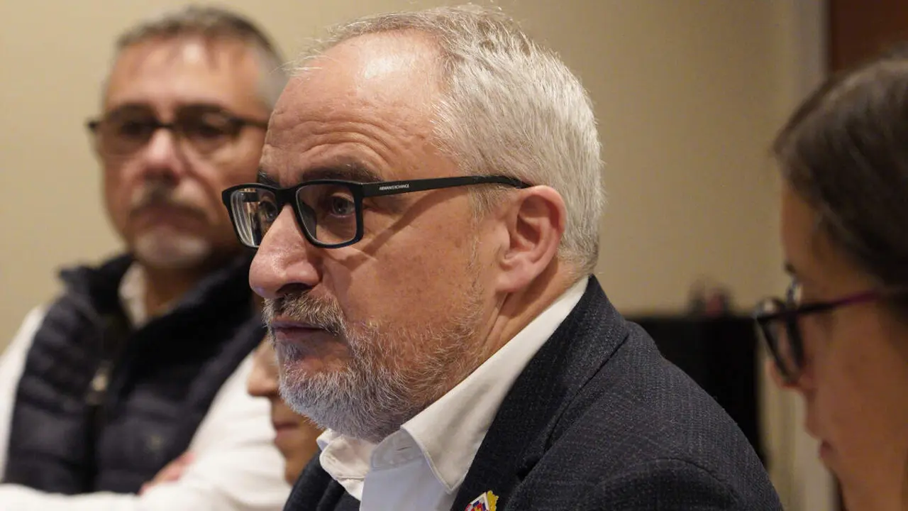 El portavoz del PSOE municipal de Ponferrada, Olegario Ram&oacute;n, junto a los ediles del grupo, durante el desayuno informativo para hacer balance del a&ntilde;o pol&iacute;tico