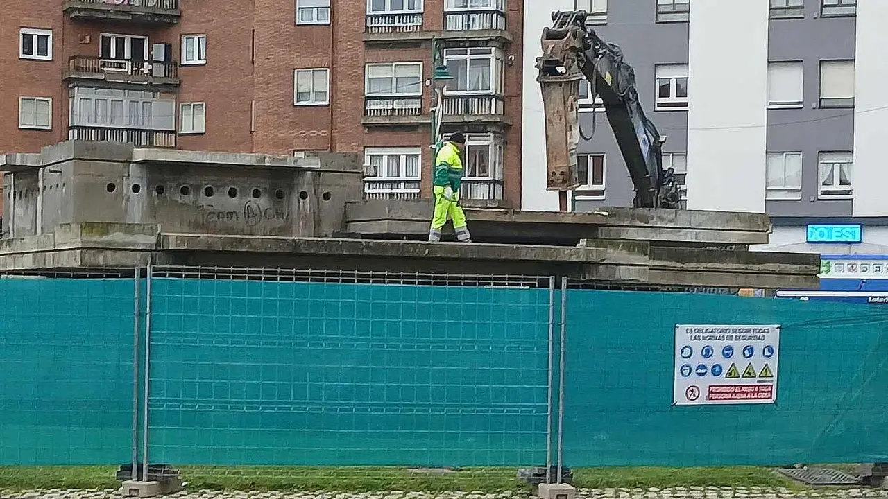 Maquinaria pesada trabajando en la retirada de la fuente de hormig&oacute;n. Foto: M.C. Oliver