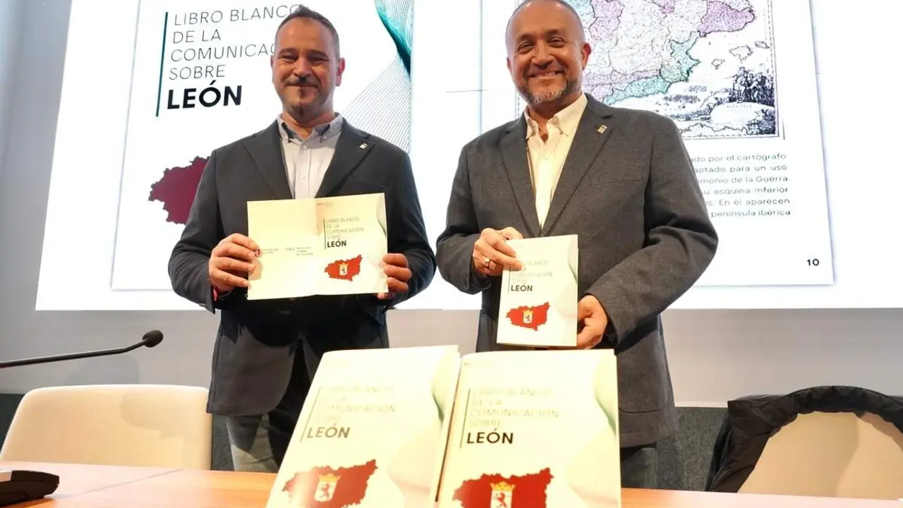 El presidente de la Diputaci&oacute;n de Le&oacute;n, Gerardo &Aacute;lvarez Courel, el diputado de Cultura, Arte y Patrimonio, Emilio Mart&iacute;nez, y el coordinador de Proyectos del ILC, Emilio Gancedo, presentan el &lsquo;Libro blanco de la comunicaci&oacute;n sobre Le&oacute;n&rsquo;