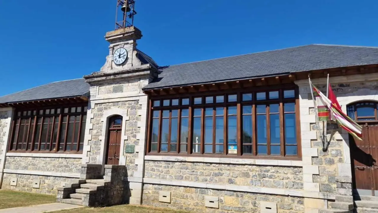 Imagen del Ayuntamiento de Bur&oacute;n.