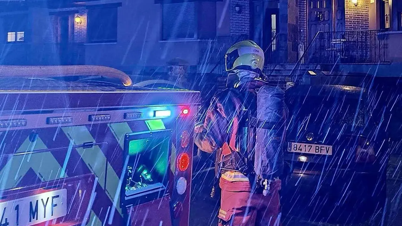 Efectivos de Bomberos Le&oacute;n, durante una intervenci&oacute;n por un incendio.