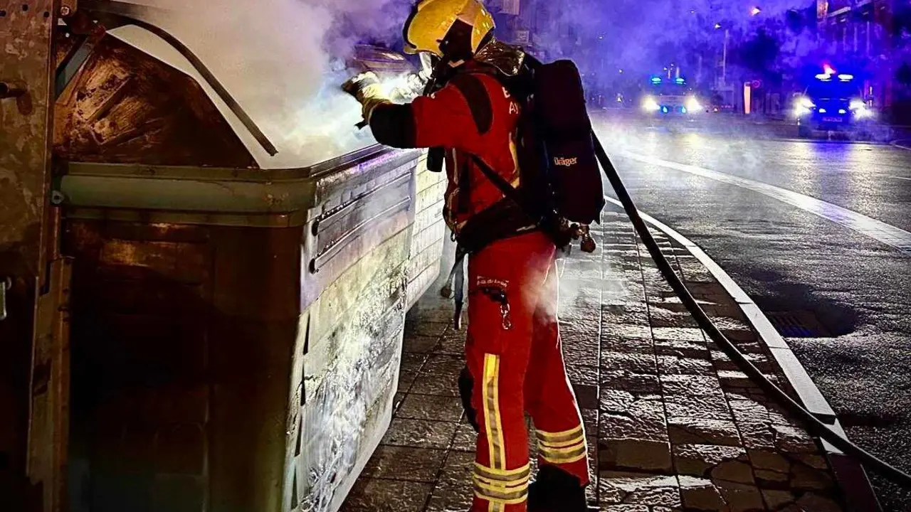 Bomberos Le&oacute;n sofoca un incendio en un contenedor durante una intervenci&oacute;n.