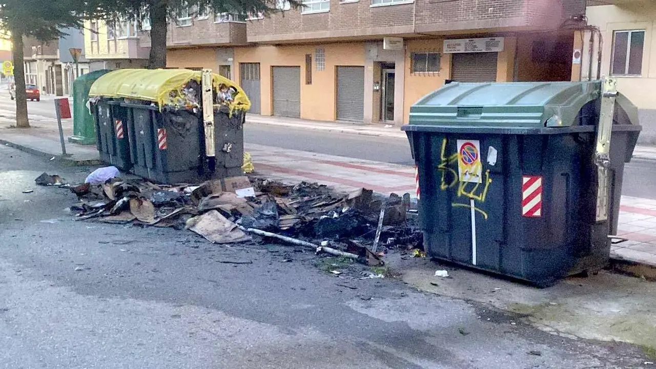 Imagen de los contenedores calcinados en Trobajo del Camino.