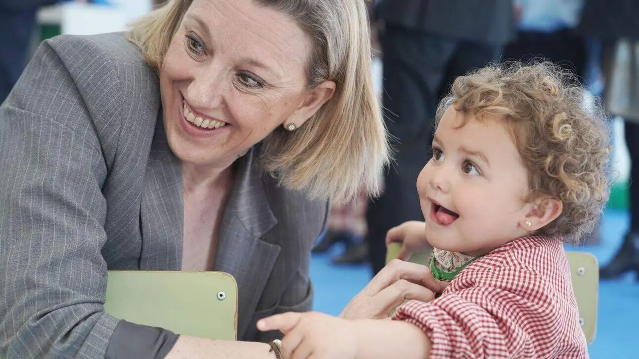 La vicepresidenta de la Junta de Castilla y Le&oacute;n y consejera de Familia e Igualdad de Oportunidades, Isabel Blanco, visita a los participantes del programa 'Crecemos'.