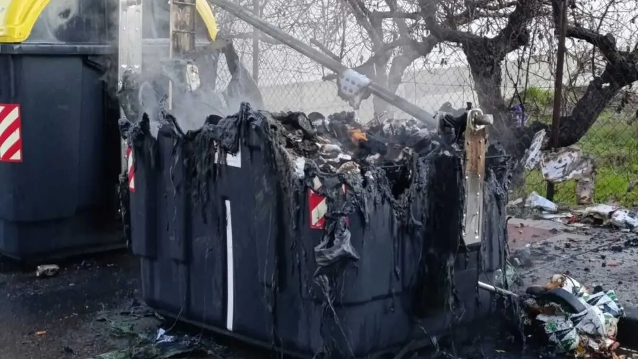 Imagen de uno de los contenedores calcinados en Trobajo del Camino.