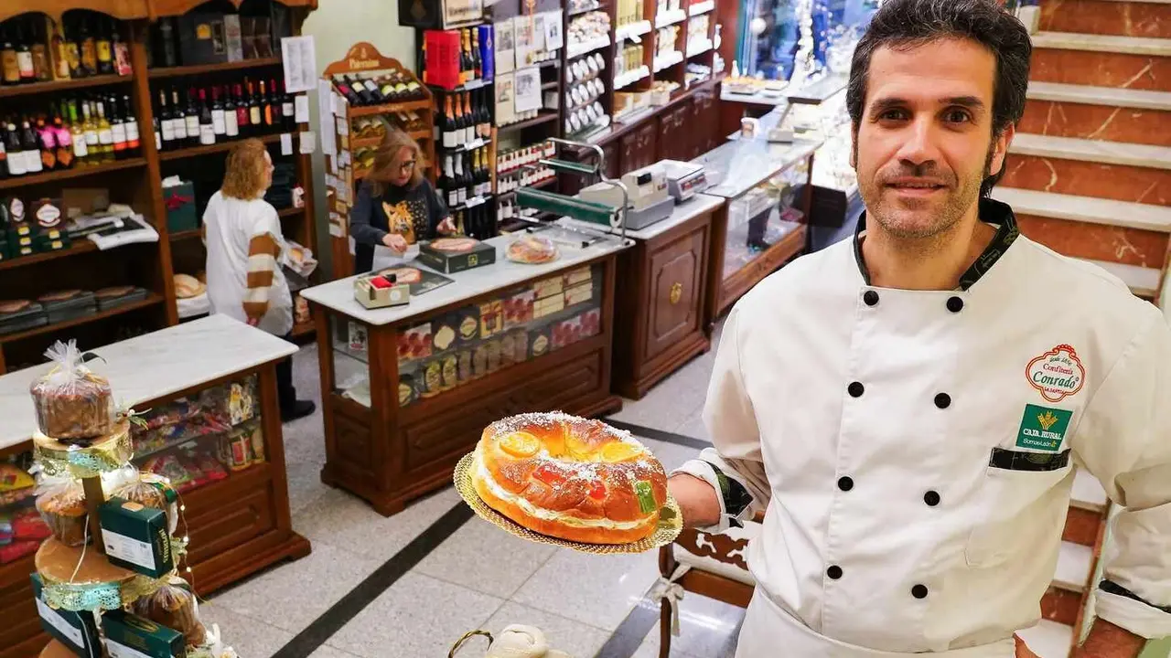 El responsable de la Confiter&iacute;a Conrado de La Ba&ntilde;eza (Le&oacute;n), Sergio Gonz&aacute;lez, muestra uno de los tradicionales Roscones de Reyes con el que se entra en el sorteo de un premio de 10.000 euros. Foto: Campillo
