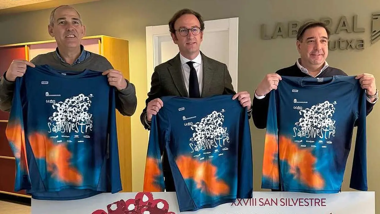 Un instante de la presentaci&oacute;n de la camiseta que usar&aacute;n los corredores de la San Silvestre.