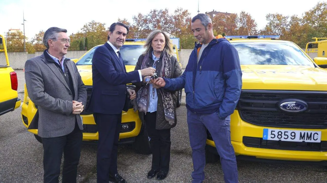 El consejero de Medio Ambiente, Vivienda y Ordenaci&oacute;n del Territorio, Juan Carlos Su&aacute;rez-Qui&ntilde;ones, hace entrega de los nuevos veh&iacute;culos 4x4.