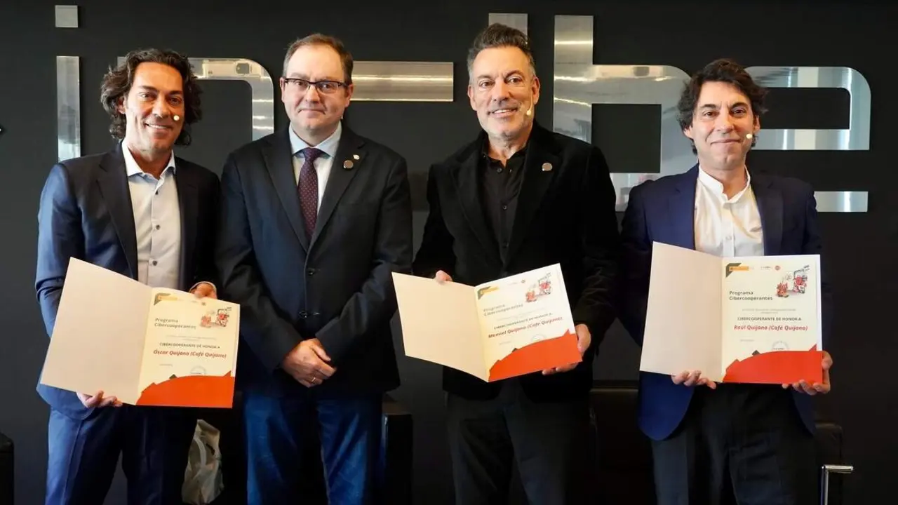 El Instituto Nacional de Ciberseguridad nombra Cibercooperante de Honor al grupo musical Caf&eacute; Quijano