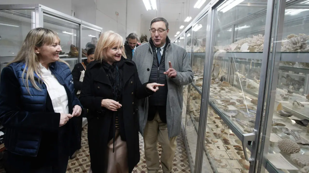 La consejera de Industria, Comercio y Empleo, Leticia Garc&iacute;a, durante su visita al Museo de Ciencias Naturales de Villafranca del Bierzo (Le&oacute;n), para informar de la resoluci&oacute;n definitiva del Programa Mixto de Empleo y Formaci&oacute;n del pr&oacute;ximo a&ntilde;o