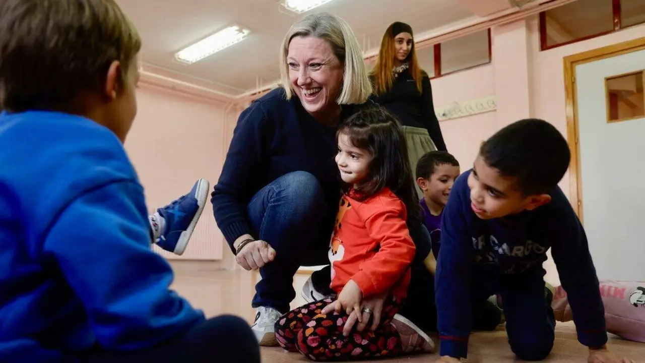 La vicepresidenta de la Junta de Castilla y Le&oacute;n y consejera de Familia e Igualdad de Oportunidades, Isabel Blanco, visita a los participantes de ''Conciliamos Navidad''.