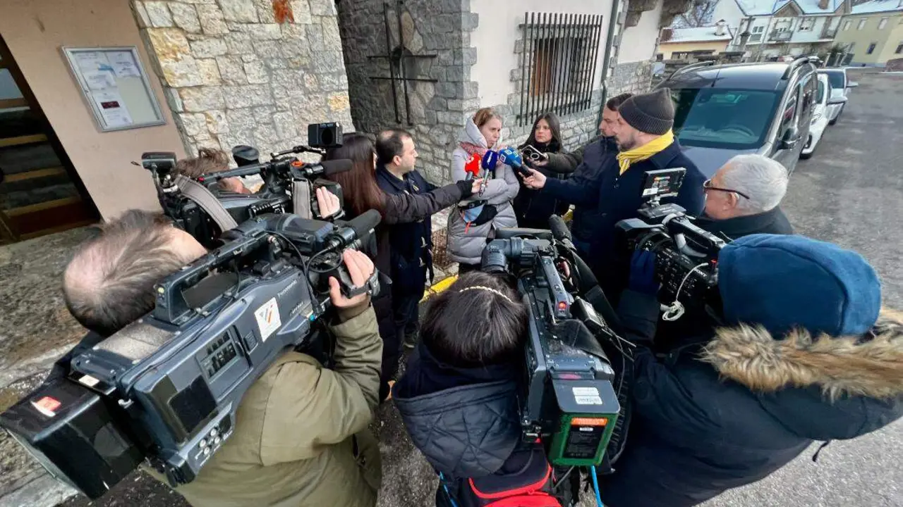 Reuni&oacute;n entre la Comisi&oacute;n de Fiestas de Villaman&iacute;n y los vecinos premiados con el gordo de la Loter&iacute;a de Navidad. Foto: Campillo