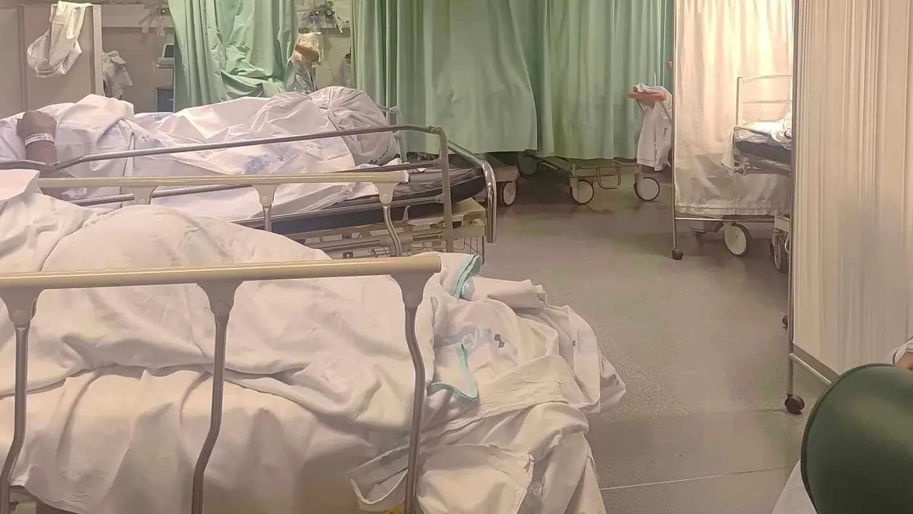 Situaci&oacute;n l&iacute;mite en los boxes de urgencias, con pacientes en pasillos ante la imposibilidad de una correcta atenci&oacute;n.