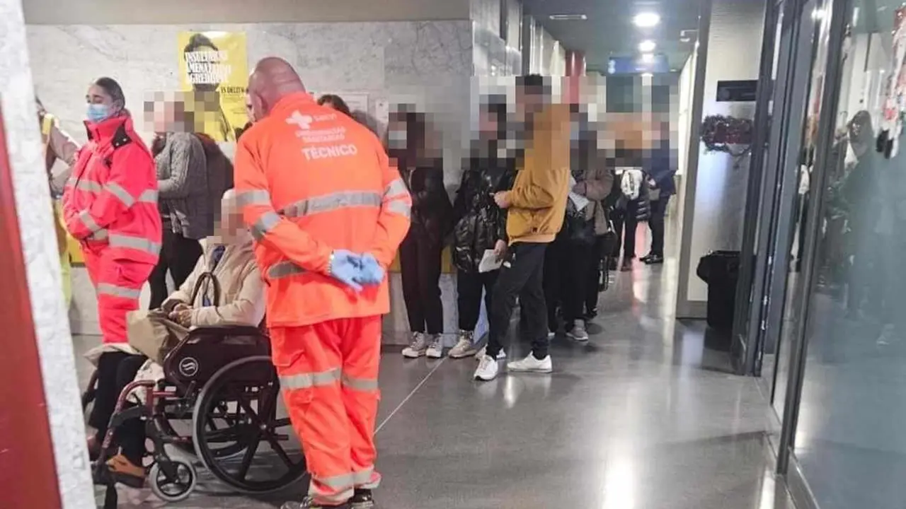 Situaci&oacute;n l&iacute;mite en Urgencias con colas interminables para la atenci&oacute;n a pacientes.