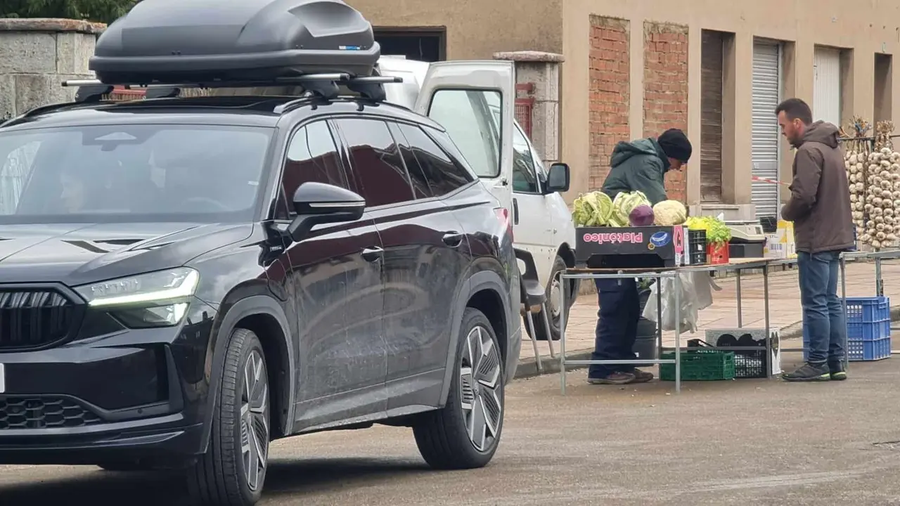 Doce horas despu&eacute;s de una reuni&oacute;n maratoniana que se prolong&oacute; hasta la madrugada, Villaman&iacute;n amaneci&oacute; este viernes con una calma solo aparente. El pueblo, acostumbrado al silencio invernal, parec&iacute;a a&uacute;n m&aacute;s vac&iacute;o de lo habitual. Fotos: Heraldo de Le&oacute;n